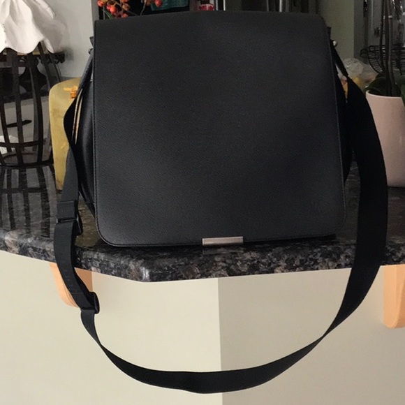 Black Louis Vuitton Messenger Bag - Picture 2 of 9